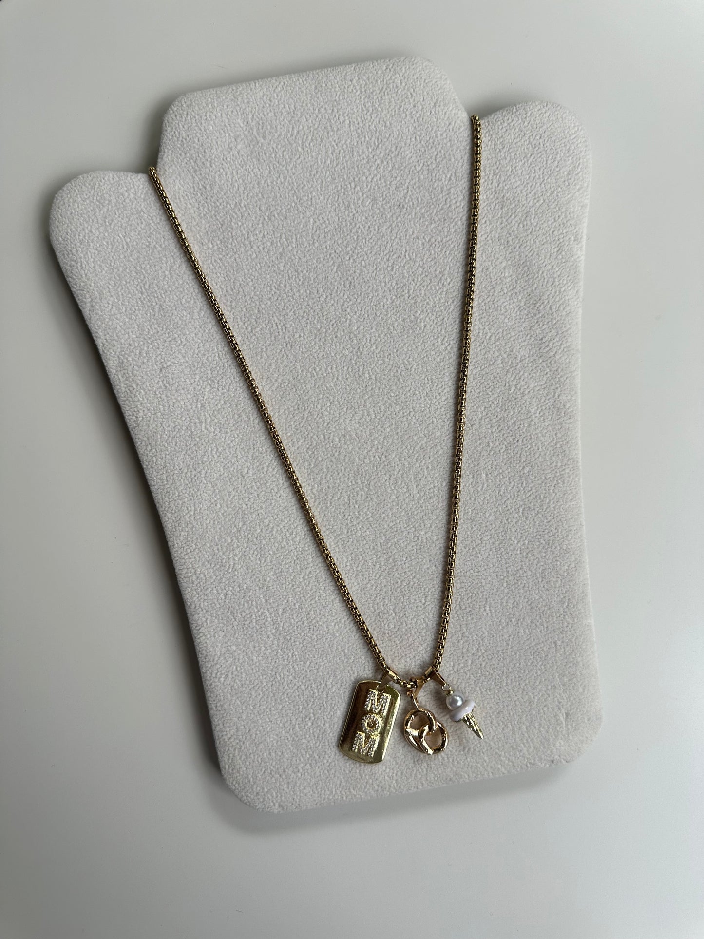 Collana Mom